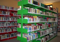 Una sala della biblioteca comunale